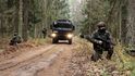 Polští vojáci hlídají také v lesích u hranic s Běloruskem