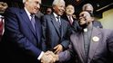 Frederik de Klerk (vlevo) a jeho nástupce ve funkci prezidenta Nelson Mandela (uprostřed)