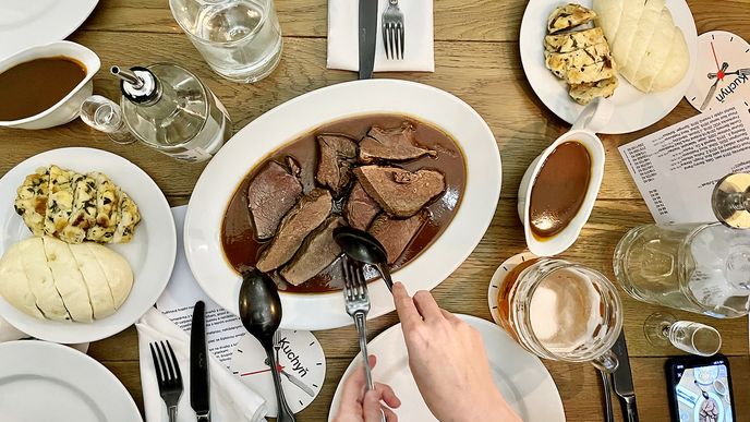 Takhle vypadá hostina v restauraci Kuchyň na Hradčanech, každý z osmi chodů se servíruje doprostřed stolu a hosté si sami nabírají. Zvěřinu teď v kuchyni vystřídaly husy a kachny.