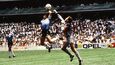 Maradonova „boží ruka“ v utkání s Anglií na šampionátu v roce 1986. Rozhodčí jeho gól rukou neviděl, takže snaha brankáře Shiltona byla marná…