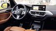 Interiéry BMW patřily dlouhou dobu k uživatelskému ideálu. I X3 tak stále nabídne nedostižný infotainment s logickým ovládáním.