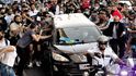 Při Maradonově pohřbu se smutek desetitisíců jeho obdivovatelů proměnil místy až v řetězec hysterických davových scén…