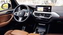 Interiéry BMW patřily dlouhou dobu k uživatelskému ideálu. I X3 tak stále nabídne nedostižný infotainment s logickým ovládáním.