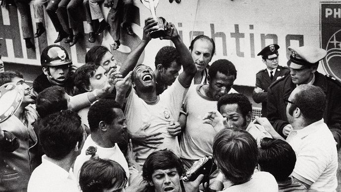 Pelé v obklopení brazilskými spoluhráči s trofejí mistrů světa 1970 v Mexiku. Ve stejném roce byl vyhlášen nejlepším sportovcem planety.
