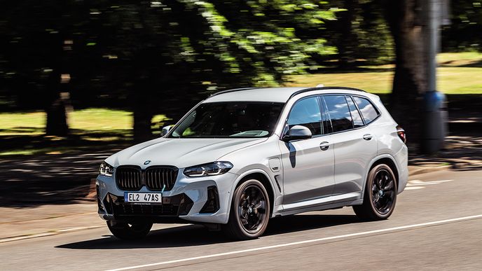 BMW X3 prošlo loni faceliftem, ten poznáte podle snížených předních světlometů, pozměněných ledvinek a jiného předního nárazníku