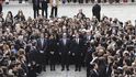 Evropa v pondělní poledne uctila minutou ticha památku obětí teroristických útoků – francouzský prezident Hollande a premiér Valls se studenty na pařížské Sorbonně
