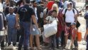 Běženci čekají na řecko- -makedonské hranici nedaleko vesnice Idomeni