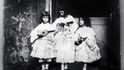 Sestry Liddellovy na snímku jednoho z prvních vášnivých propagátorů fotografie, Lewise Carrolla: zleva Alice (předobraz Alenky), Lorina a Edith