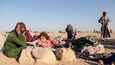 Syrsko-irácká hranice. Tisícovky uprchlíků živoří v poušti a čekají, až je kurdské síly vpustí na území syrského Kurdistánu.