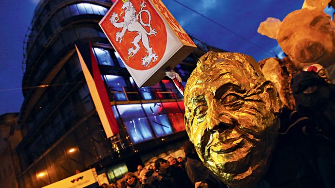 Prezident Zeman strávil 17. listopad v Lánech. V pražských ulicích se přesto „objevil“ – třeba jako maska v karnevalovém průvodu.