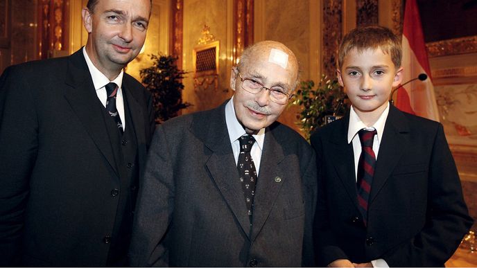 Karl von Habsburg se svým otcem Ottou von Habsburgem (zemřel v roce 2011) a synem Ferdinandem Zvonimírem, druhým dědicem dynastie habsbursko-lotrinské