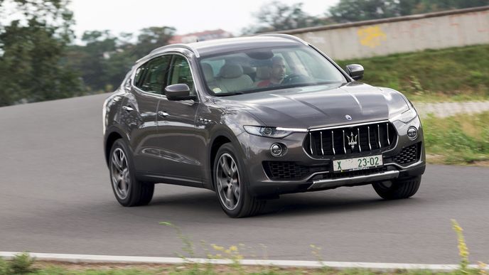 Navzdory odlišné koncepci nese levante znaky typické pro dnešní maserati. Vedle atraktivního designu to jsou i skvělé jízdní vlastnosti. Jeho cena se v tomto případě pohybuje okolo 2,45 miliónu korun. 