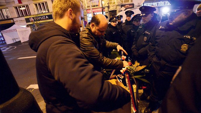 Vlnu květinového moralismu vyvolalo, když jeden z demonstrantů vhodil premiérovu kytici do koše