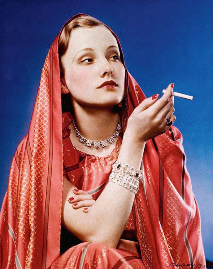 Spojení ženy s cigaretou bylo dlouho považováno za něco odpudivého a nemravného. Jenže pak přišel Edward Bernays a zcela změnil uvažování i vkus americké veřejnosti – žena s cigaretou teď byla sexy.