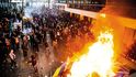 Jindy tolerantní a klidní Belgičané se pustili do ohnivých protestů. V Bruselu proti nim policie použila slzný plyn i vodní děla.