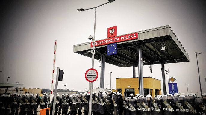 Polští policisté a vojáci brání hranice státu před migranty už několik měsíců