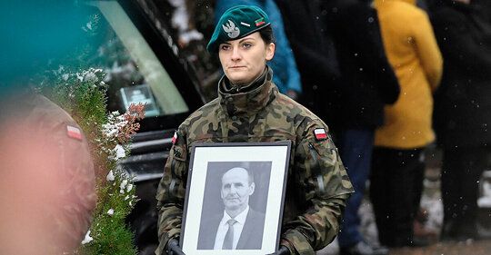 Pohřeb Bogusława Wose, jednoho ze dvou polských mužů zabitých při výbuchu rakety