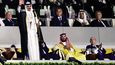 Emír Tamín bin Hamad Ál-Sání (stojí vlevo) zahajuje fotbalové mistrovství v Kataru