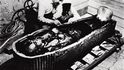 Howard Carter a egyptský dělník si prohlížejí Tutanchamonovu zlatou rakev