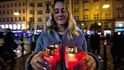 I letos zapálili lidé na pražské Národní třídě, kde se odehrál v listopadu 1989 masakr, tisíce svíček