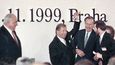 Helmut Kohl (vlevo), Václav Havel (druhý zleva) a George Bush starší (druhý zprava) na Pražském hradě na panelové diskusi konference 10 let poté – na prahu nového tisíciletí, kterou 17. listopadu 1999  moderoval britský politolog Timothy Garton Ash (vpravo)