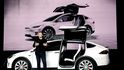 Elon Musk a jeho automobil Tesla. Projekt, kterému se daří.