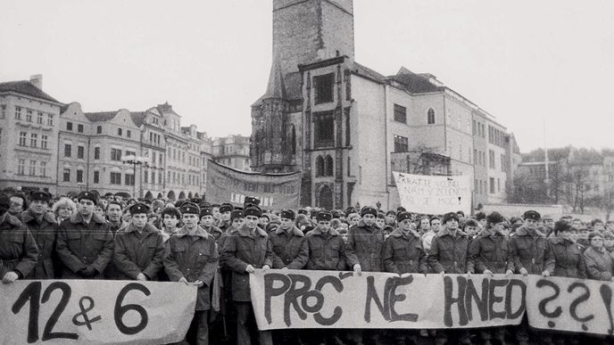 Demonstrace vojáků na Staroměstském náměstí za zkrácení vojenské služby
