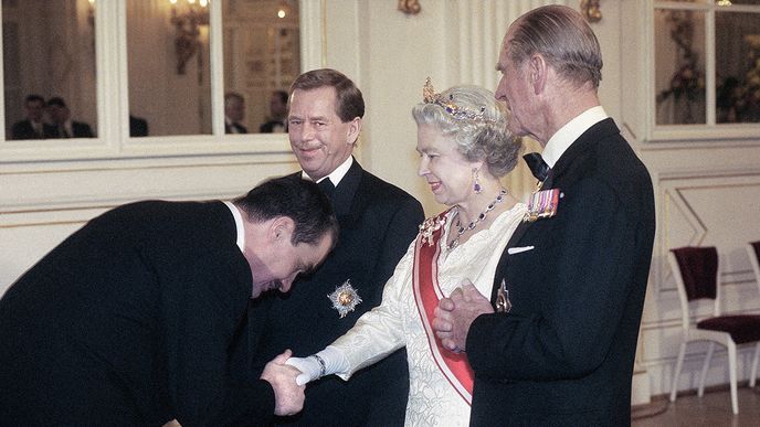 Karel Schwarzenberg v úklonu před britskou královnou Alžbětou II. Přihlíží i bývalý prezident Václav Havel.