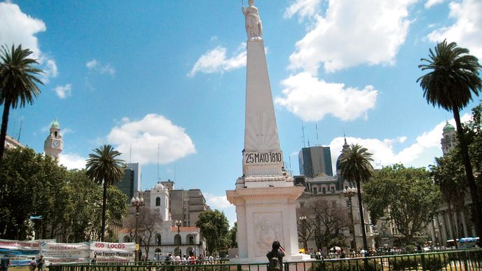 Obelisk před prezidentským palácem připomíná vyhlášení nezávislosti na Španělském království v roce 1810