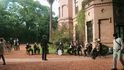Orchestr v botanické zahradě předvádí veřejnosti,  že i policisté jsou lidé a umějí se bavit