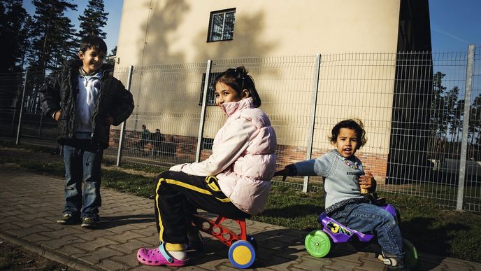 Nebýt toho plotu, zvenku vypadá „strašlivý tábor pro uprchlíky“ spíš jako mateřská škola