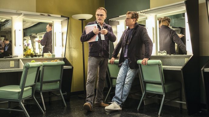 A tamhle seděl. Danny Boyle (vlevo) a scénárista Aaron Sorkin ladí další scénu k životopisnému filmu Jobs.
