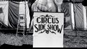 2× FREAK SHOW!  CIRKUS BUDE! Vyšly dvě knihy, které zkoumají, vzhůru nohama převracejí a pevně na zem zase stavějí americký fenomén freak show. Románový debut kalifornské rodačky Leslie Parryové Chrám divů (nedávno jej vydal Odeon ve své světové knihovně) vezme čtenáře na procházku do New Yorku sklonku 19. století a nechá před námi defilovat nemytou, nenajedenou, nešťastnou, nebohou spodinu: Ta strhující kniha je nesmírně bolestná. Naopak fotografický esej právě vydaný nakladatelstvím Kant, Antonin Kratochvil: Circus Sideshow, zobrazuje v černé a bílé, ve světle a stínu, s obrovským pochopením a zaujetím pro věc žongléry, hadí ženy, polykače ohně a tukem doširoka rozteklé muže i cirkusáky s jinými fyzickými anomáliemi. ­První Kratochvílova práce v americké emigraci, nafocená v Gibsontonu na Floridě v letech 1973 a 1974, vychází jako ucelený soubor úplně poprvé.