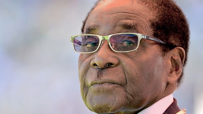 Režim Roberta Mugabeho: Kdo nevydrží stát den ve frontě, bude hladovět