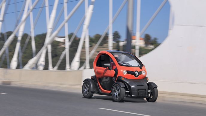 Na délku twizy měří 2,3 metru…