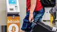 Bitcoin si lze pořídit i v bitcoinmatech – tenhle je na letišti Schiphol v Nizozemsku. Jsou i v Česku.