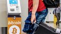 Bitcoin si lze pořídit i v bitcoinmatech – tenhle je na letišti Schiphol v Nizozemsku. Jsou i v Česku.
