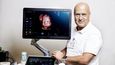 Pavel Calda v Nemocnici U Apolináře u nejšpičkovějšího ultrazvukového přístroje současnosti dnes...