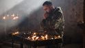 Vojáci karabašské armády přicházejí do Dadivanku naposledy zapálit svíčku za padlé kolegy