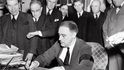Prezident USA, Franklin Delano Roosevelt podepisuje 8. prosince 1941 vyhlášení války Velkému japonskému císařství