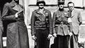 Vrchní velitel ruských ozbrojených sil A. A. Vlasov s plk. Charlesem H. Noblem před velitelstvím 16. obrněné divize v Plzni (9. 5. 1945)