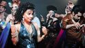 Zlatokopku Patrizii Reggiani, která sbalí dědice impéria Gucci na diskotéce, hraje v Klanu Gucci suverénně zpěvačka Lady Gaga. Byl by div, kdyby za roli nezískala „aspoň“ nominaci na Oscara.