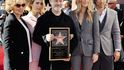 Před čtyřmi lety získal Murphy svoji hvězdu na Hollywoodském chodníku slávy. Doprovodily ho i jeho múzy Jessica Langeová (úplně vlevo) a Sarah Paulsonová (druhá zleva). Druhá zprava Gwyneth Paltrow.