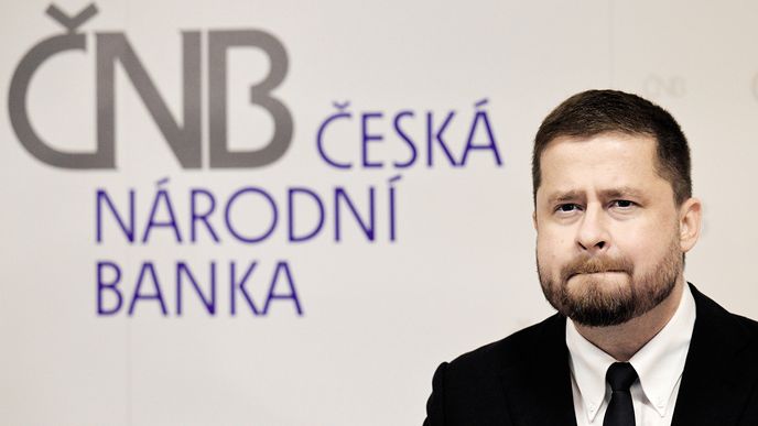 Česká národní banka nyní používá kurs jako nástroj boje s&nbsp;inflací namísto stahování peněz z&nbsp;oběhu pomocí zvyšování úrokových sazeb. Aleš Michl – guvernér ČNB.
