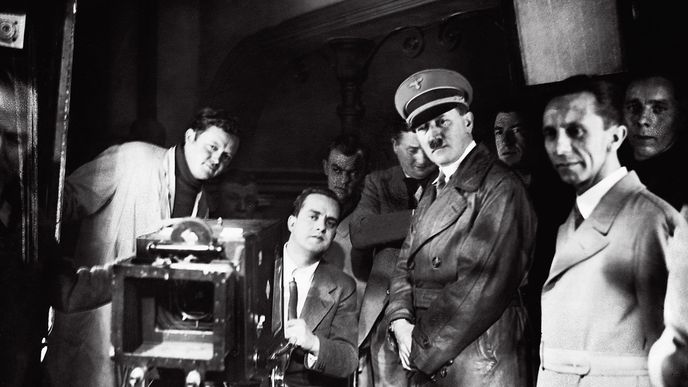 Hitler s Goebbelsem na placu Barkaroly (1935), zálibný pohled zpoza kamery dost možná platí hvězdné Lídě Baarové