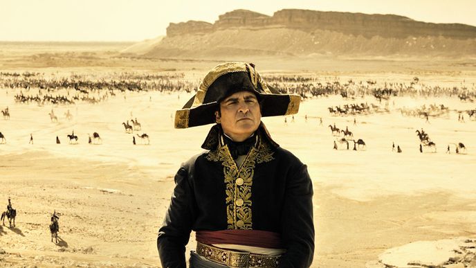 Joaquin Phoenix jako Napoleon Bonaparte, toho času na egyptském tažení