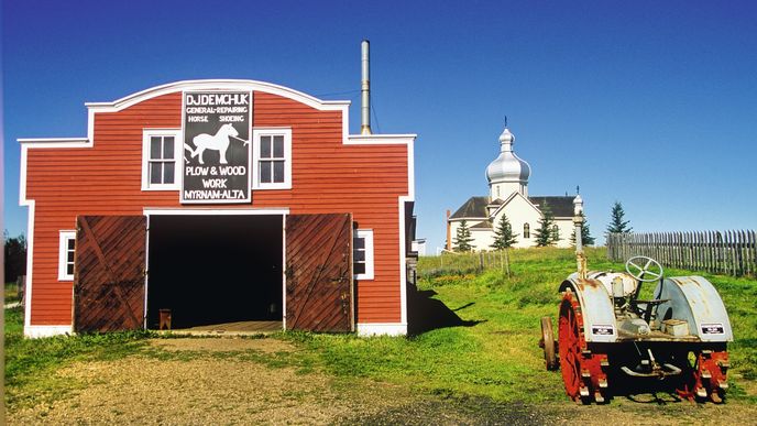 Při výletu do národního parku Elk Island stojí za návštěvu i nedaleký skanzen – vesnice, kde si turisté mohou vyzkoušet těžký život prvních přistěhovalců. V areálu Ukrainian Village můžete narazit také na herce, kteří tu „doopravdy“ žijí. Budou s vámi mluvit, jako byste i vy právě přijeli lodí z Evropy.