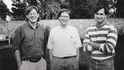 Na Jobsově zahradě zleva novinář Brent Schlender, Bill Gates a Steve Jobs poté, co v roce 1991 natočili převratný dvojrozhovor pro časopis Fortune