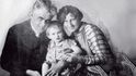 Dcera Anna se narodila v roce 1927, psalo se o tom i v Národní politice. A byla, jak jinak, herečka. Pseudonym Ferencová přijala až po otcově předčasné smrti v roce 1947. Když tehdy FF cítil, že se blíží jeho konec, údajně se domluvil s rodinným přítelem Bohumilem Filípkem, aby se o rodinu postaral. Vdova Anna Fialová se skutečně za Bohumila Filípka provdala. Všichni tři – Futurista, Fialová-Filípková i Filípek – jsou pochováni v rodinné hrobce na Malvazinkách. 