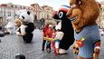 Boj proti pandám a krtečkům vyústil v bizarní vyhlášku, která zakazuje člověku být oblečený jako zvíře nebo pohádková postava. Zdaleka však nešlo o zásadní problém současné Prahy…